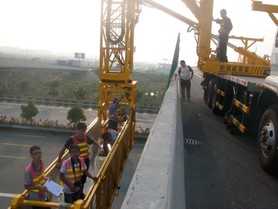 在遵循橋梁加固質量驗收規(guī)范前，做好橋梁加固施工工作。