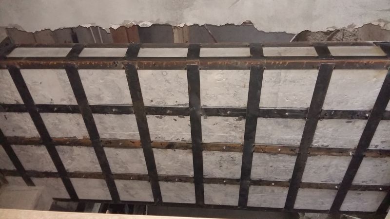 進行粘鋼加固檢測的施工現(xiàn)場