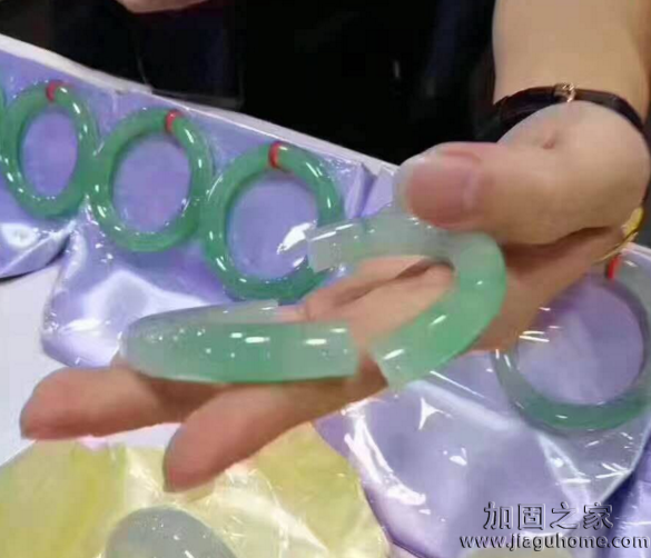 女子摔斷30萬(wàn)玉鐲后竟不知所蹤，手鐲能進(jìn)行改造加固設(shè)計(jì)？