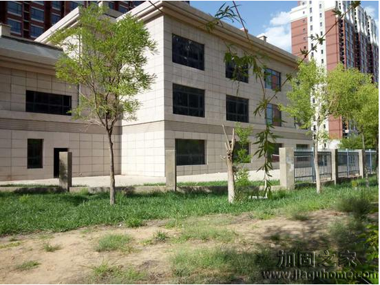 鳳凰新城小區(qū)某公辦性質(zhì)的幼兒園建成已四年，目前還未投入使用，外觀美麗