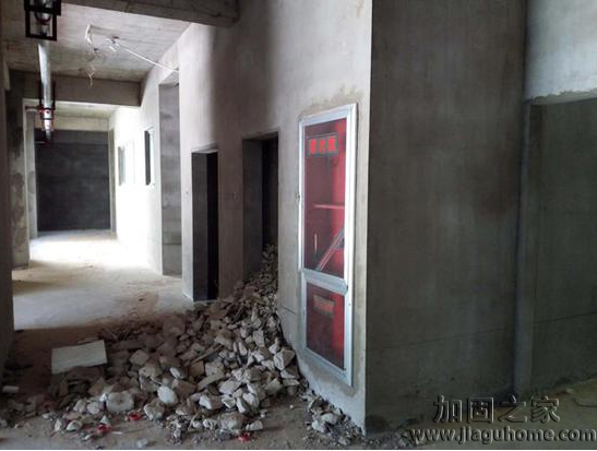 鳳凰新城小區(qū)某公辦性質(zhì)的幼兒園建成已四年，目前還未投入使用，外觀美麗里面卻沒有任何裝修