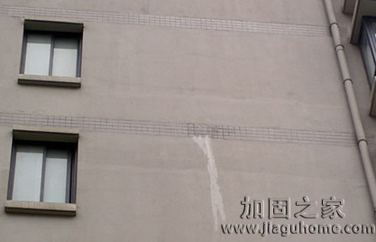 學(xué)校大樓外墻出現(xiàn)滲水情況該如何處理？