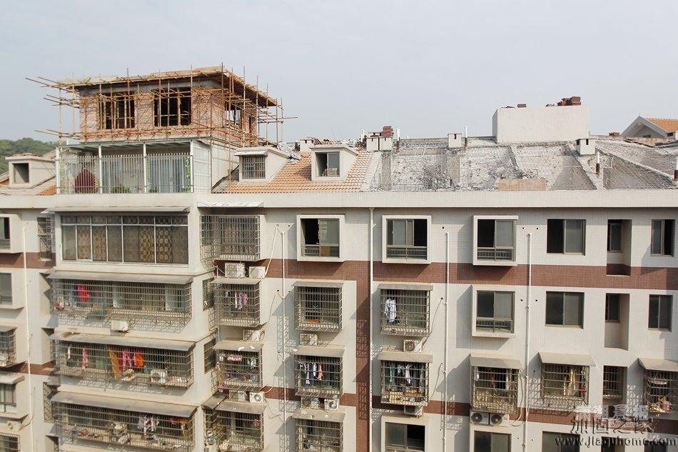 住戶屋頂防水補(bǔ)漏闖三關(guān)，原因竟是小區(qū)違章搭建堵通道