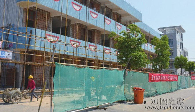 8月，全國(guó)多所中小學(xué)校園改造加固工程正火熱進(jìn)行