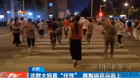 廣場(chǎng)舞大媽又占馬路，急需改造新舊建筑作為新“舞臺(tái)”