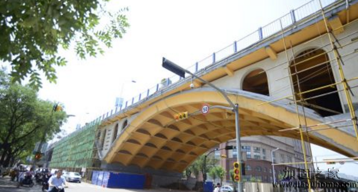 濟(jì)南一人行天橋加固翻新成歐式風(fēng)格，特別引人注目