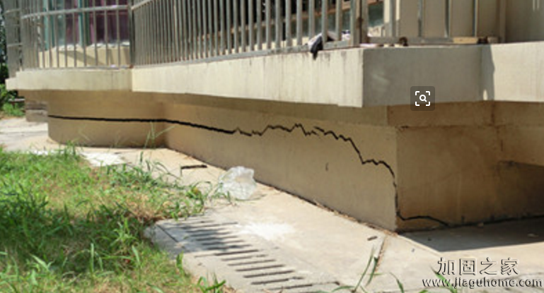 南寧一居民樓前地基現(xiàn)下沉和開裂，已做地基加固