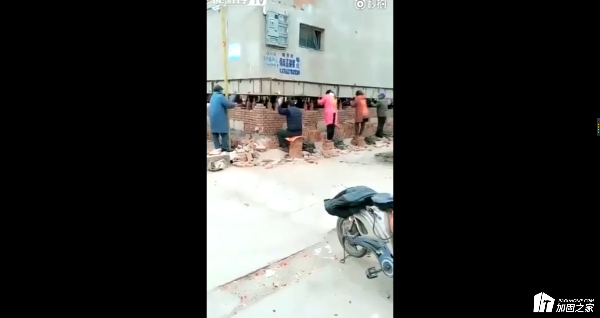 地基加固，樓房頂升，竟然有上百人一起壓千斤頂。