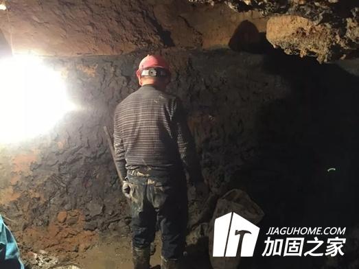 某小區(qū)業(yè)主私挖3米深地下室？房屋結(jié)構(gòu)能行嗎！