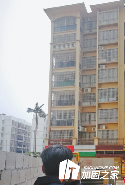 廣西某小區(qū)住宅房屋開裂，業(yè)主連夜撤離！