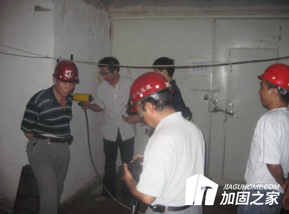 西班牙一平臺(tái)倒塌，房屋檢測值得引起注意!