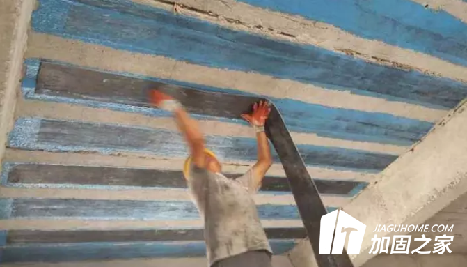 房屋出現(xiàn)裂縫時(shí)，如何對(duì)裂縫進(jìn)行怎樣的檢測(cè)？