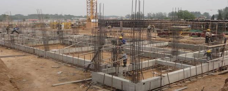 基礎(chǔ)梁要不要穿過(guò)承臺(tái)