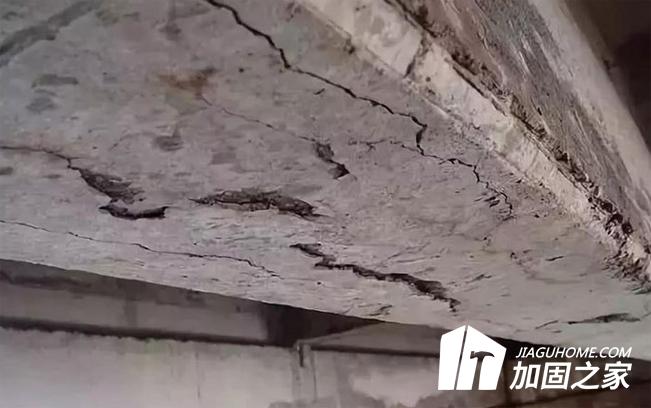 工業(yè)廠房出現(xiàn)結(jié)構(gòu)裂縫，應(yīng)該如何加固?