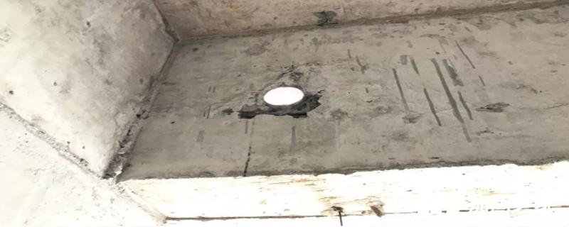 在施工縫處繼續(xù)澆筑混凝土?xí)r，如何處理