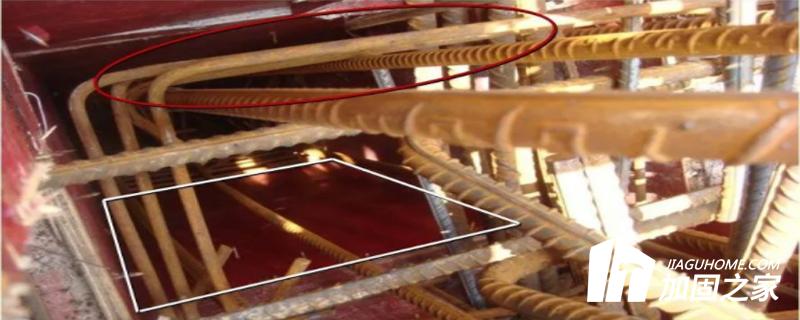 鋼筋工程構(gòu)柱箍筋疏散，局部位置無(wú)箍筋