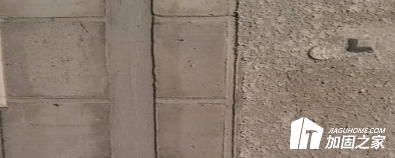 對鑿槽的深度和寬度，應符合下列規(guī)定