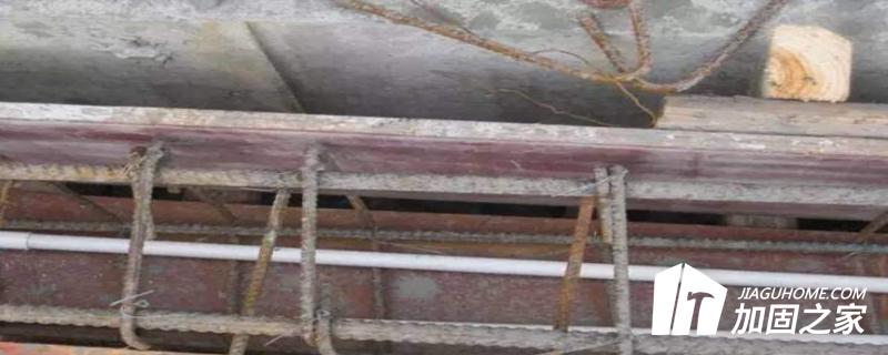 為什么鋼骨架在與綴板焊接前，需先用卡具勒緊?