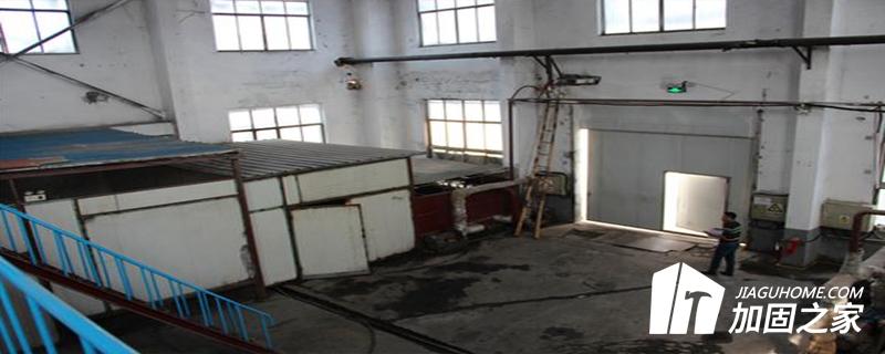 當(dāng)混凝土結(jié)構(gòu)構(gòu)件出現(xiàn)下列情況之一時(shí)，不論其裂縫寬度大小，應(yīng)直接定位du級(jí)