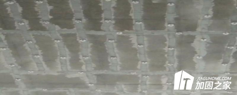 鋼板與混凝土間隙不均勻，注膠速度過快