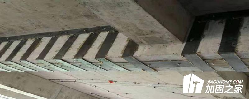 粘鋼加固中，材料也是影響剝離破壞的重要原因