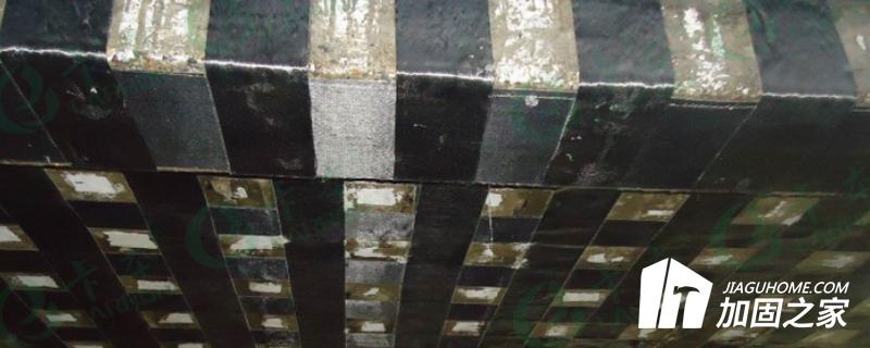 鋼板與碳布加固裂縫開(kāi)展的對(duì)比