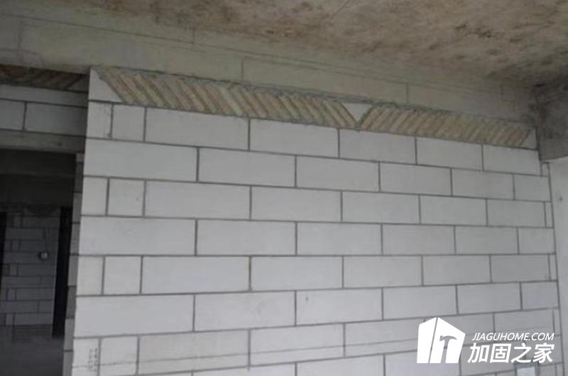 面對砌體結(jié)構(gòu)時，應(yīng)采取的加固方法