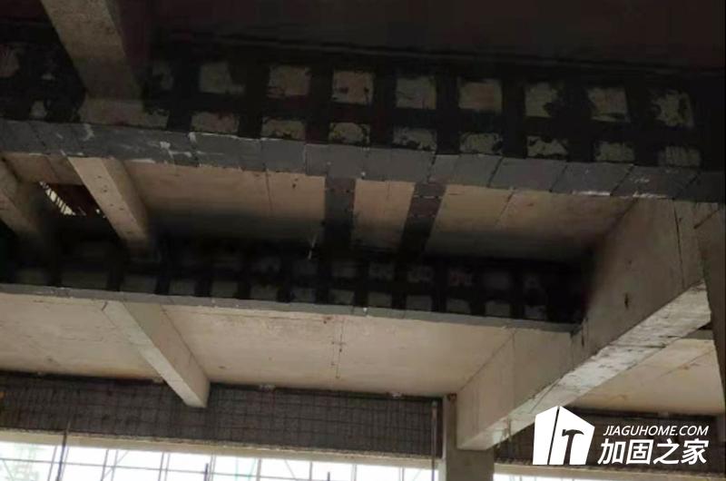 采用粘鋼加固，做好加固工程