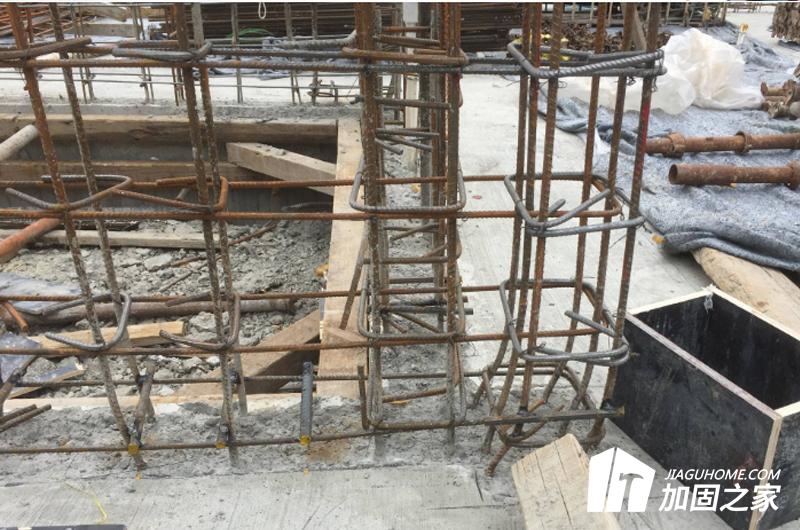 鋼筋混凝土柱加固房屋時(shí)，應(yīng)符合下列要求