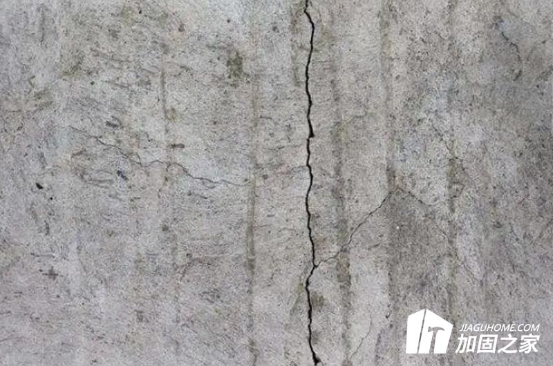 在處理墻面裂縫時(shí)，這幾個(gè)方面需要重視