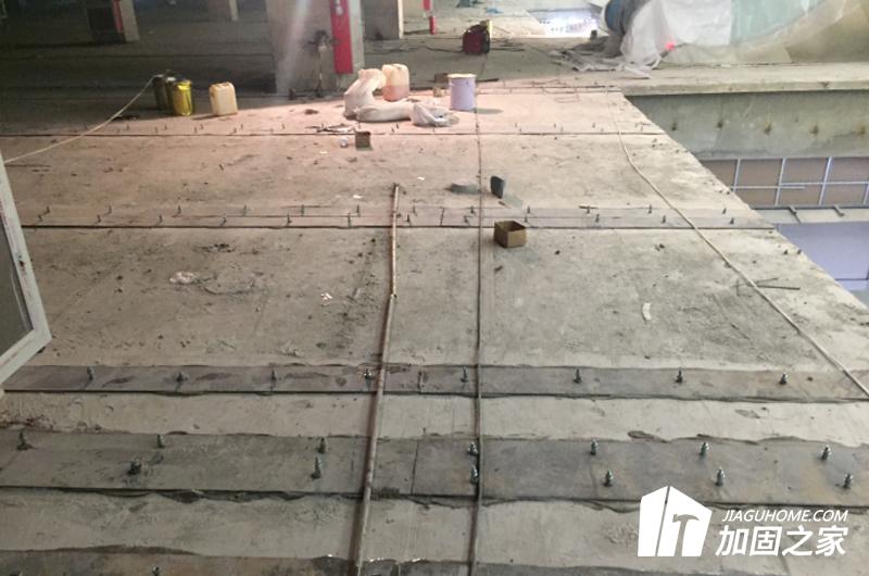 加固工程使用的粘鋼膠，應(yīng)按工程用量一次進(jìn)場(chǎng)到位