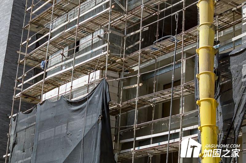 在建筑加固中，原材料有哪幾類?