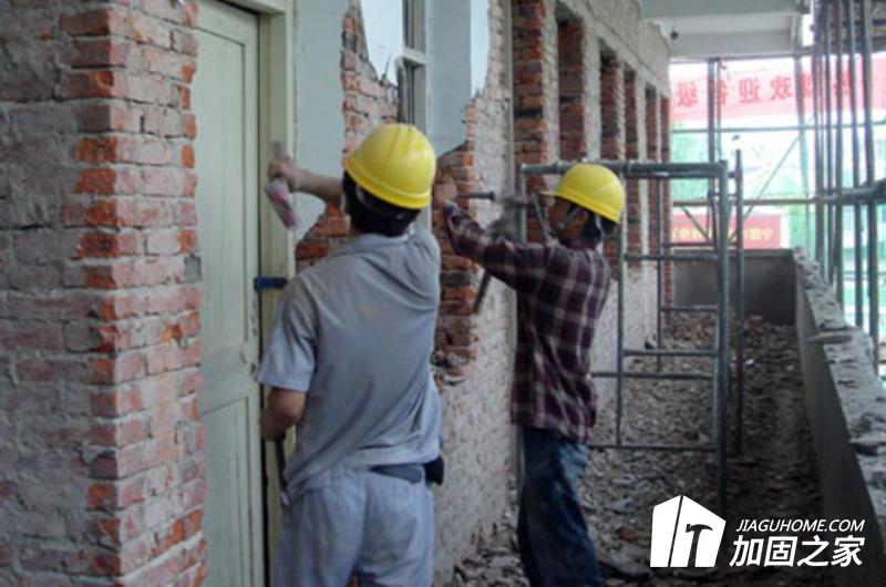 學(xué)?？拐鸺庸檀_保施工現(xiàn)場的安全