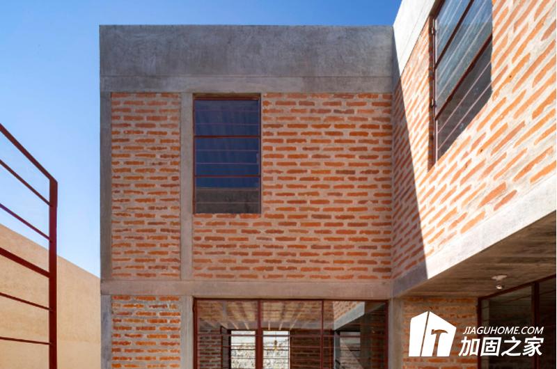 對(duì)于多層磚房結(jié)構(gòu)房屋，采用直接增層方案且應(yīng)符合下列原則