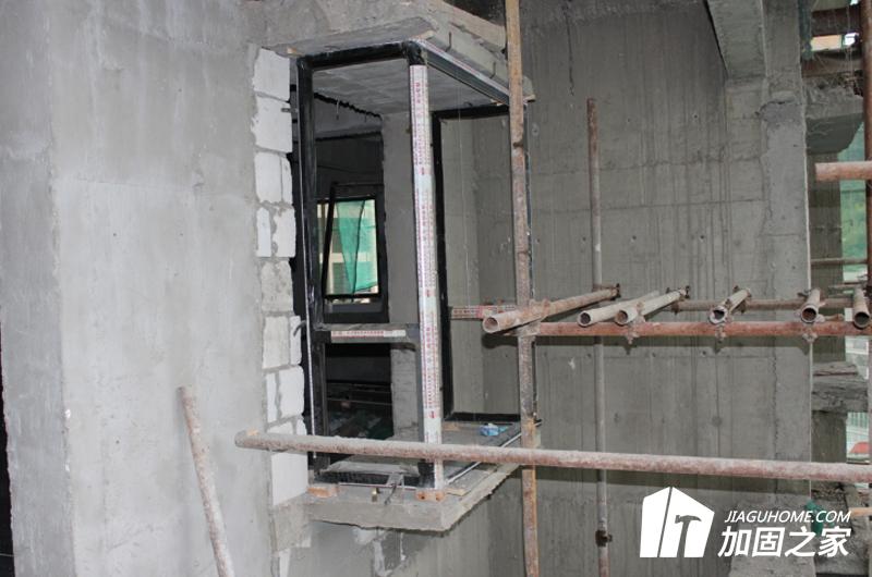 用下承橫梁、上承橫梁、門架和吊桿等構(gòu)件構(gòu)成的支點為彈性支點