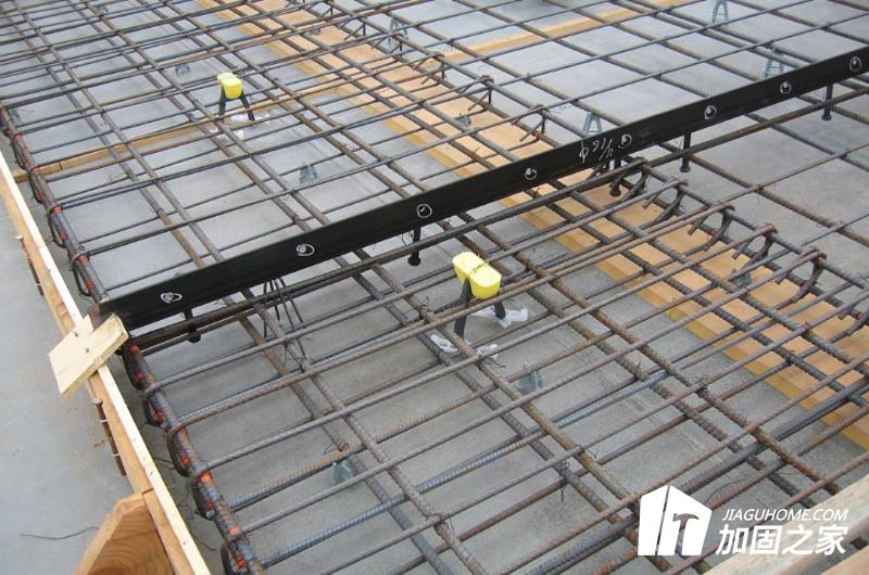 對(duì)于用剛性支點(diǎn)加固梁(板)時(shí)，結(jié)構(gòu)計(jì)算應(yīng)按照下列步驟進(jìn)行