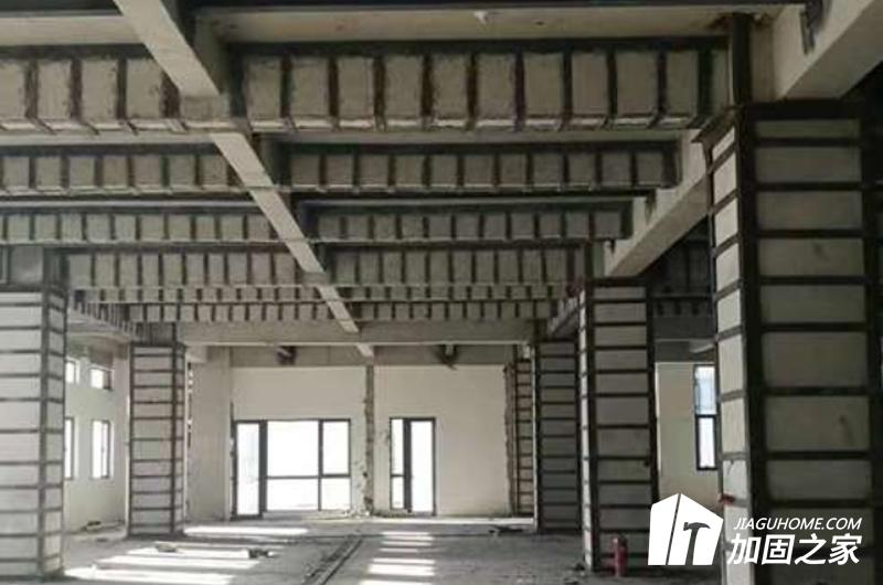 在建筑加固施工時，如何保證全程安全施工?