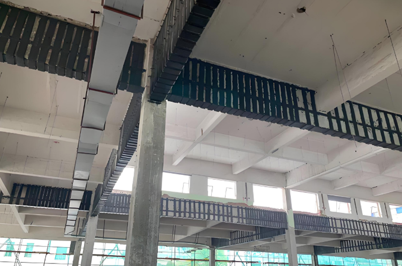 根據(jù)現(xiàn)場(chǎng)情況，考慮使用單一加固法還是綜合加固法