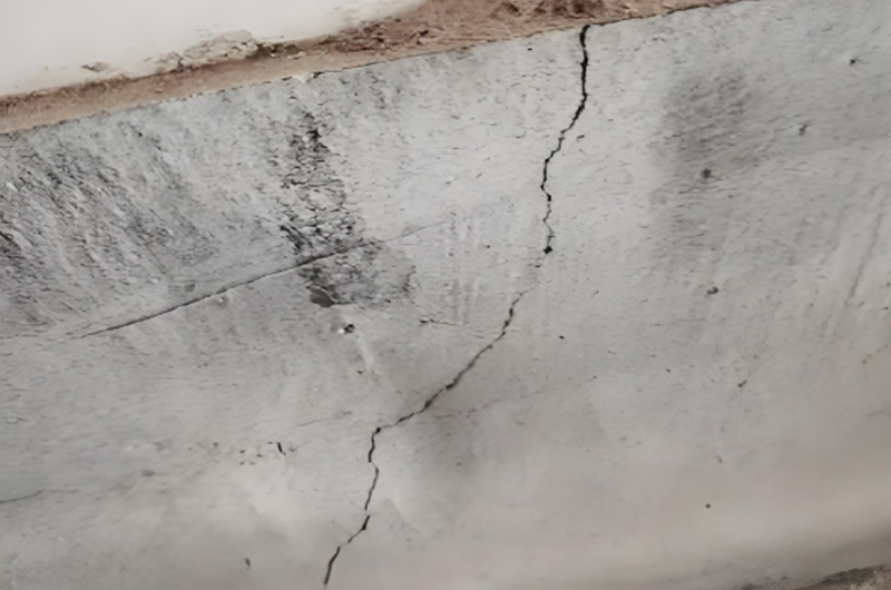 地基變形引起的裂縫。