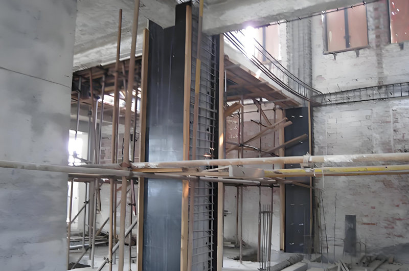 在加固過程中，必須考慮如何增強結構的延性