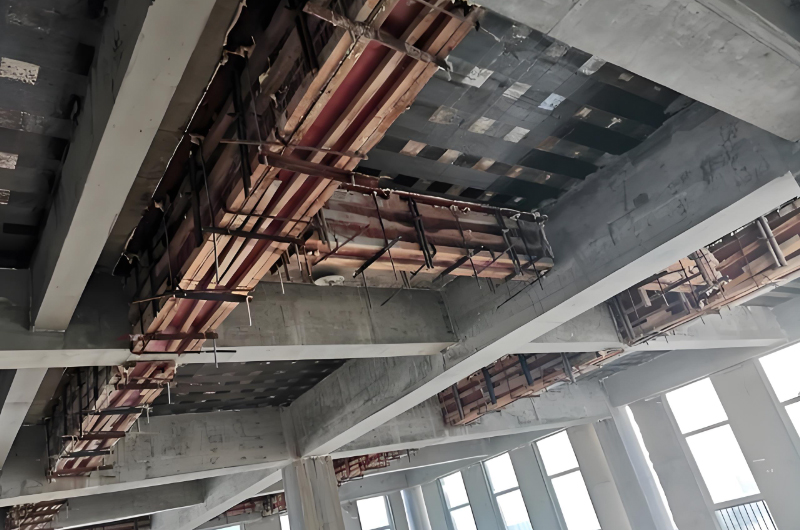 制定嚴(yán)謹(jǐn)?shù)氖┕ひ?guī)劃，確保能夠按時(shí)完工